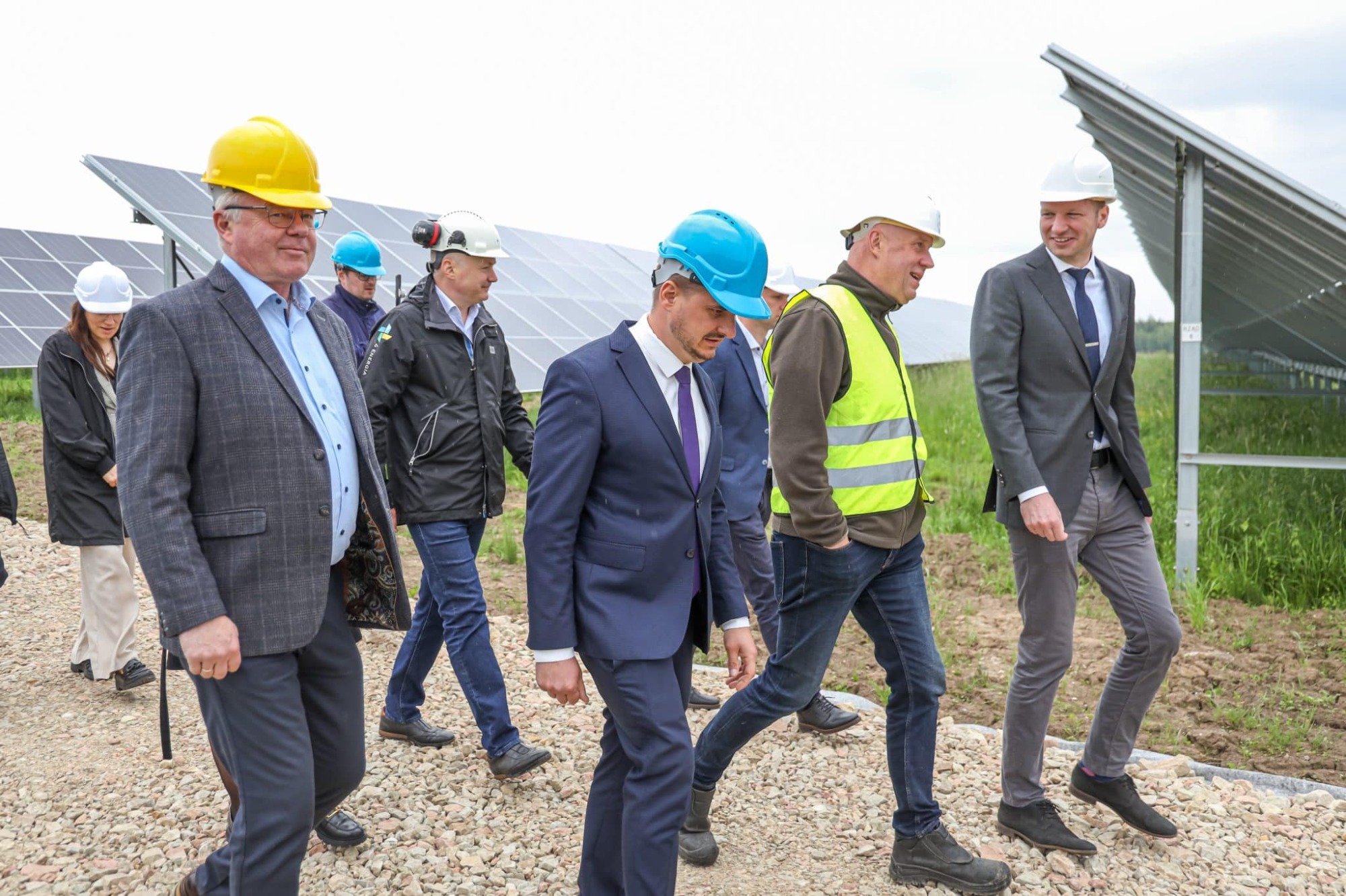 SUNLY SAULES PROJEKTĀ BARKAVĀ VIESOJAS KLIMATA UN ENERĢĒTIKAS MINISTRS UN MADONAS NOVADA PRIEKŠSTĀVJI