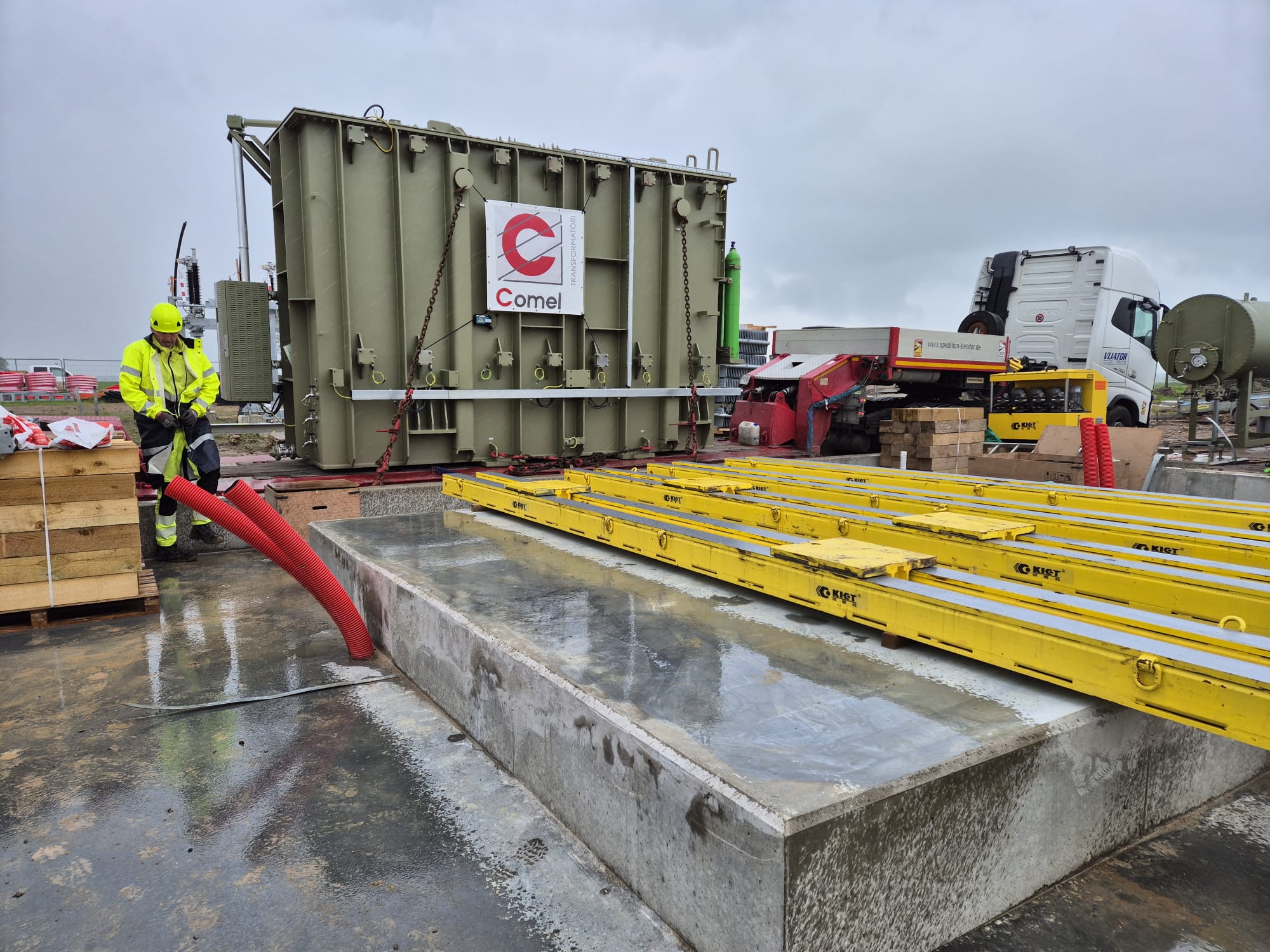 Saules parkā Barkavas pagastā piegādāts augstsprieguma transformators — solis ceļā uz projekta nodošanu ekspluatācijā